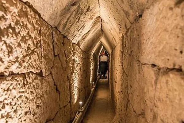 The Tunnels Under The City of Taposiris Manga