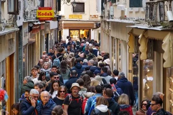 Foiling Pickpockets in Italy: The Hilarious Saga of Cittadini Non Distratti