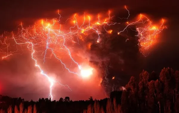 VOLCANIC ERUPTION CAUSES ENOURMOUS LIGHTNING.