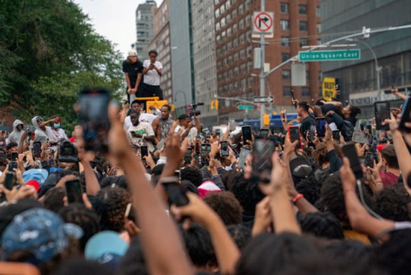 A Twitch Giveaway Gone Wrong after Massive Crowd Overruns a Park