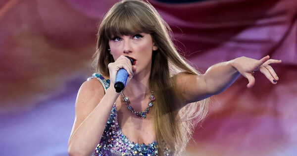 Pop Sensation of 17 Years Taylor Swift Swallows Bug Mid-Concert