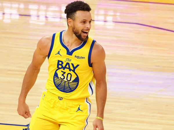 How Stephen Curry Revolutionized the Game of Basketball