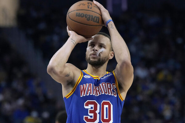 Despite his Size, Steph Curry is an Amazing Basketball Player