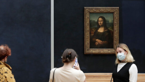 Man Detained After Throwing a Piece of Cake at the Mona Lisa