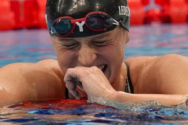 KATIE LEDECKY FIGHTS TO WIN GOLD AT WORLDS AND BEATS HER PERSONAL RECORD