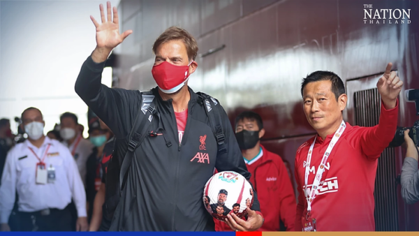 Liverpool: Hundreds of fans greet squad in Bangkok