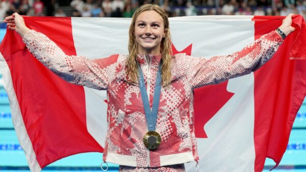 Summer McIntosh Meets the Summer Olympics, Winning Her First Olympic Gold