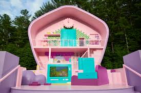 Fans of Polly Pocket Can Stay in Air Bnb Exactly Like her Compact